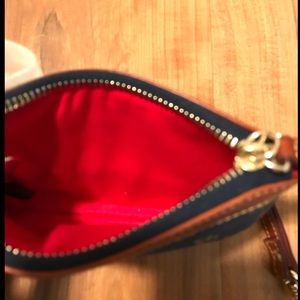 Dooney & Bourke Bags - Dooney & Bourne Wristlet ✨ Dooney & Bourke Bags - Dooney & Bourne Wristlet ✨